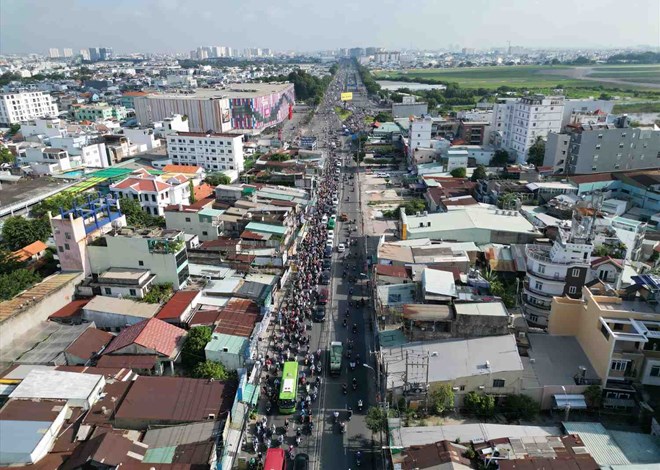 Đoạn đường Trường Chinh từ Cộng Hòa đến Âu Cơ tạo nút thắt cổ chai gây kẹt xe cửa ngõ Tây Bắc. Ảnh: Anh Tú