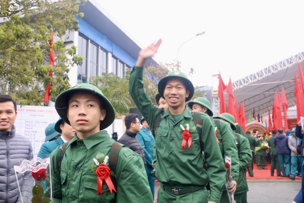 Cử nhân đại học quyết tâm rèn luyện trong màu áo lính