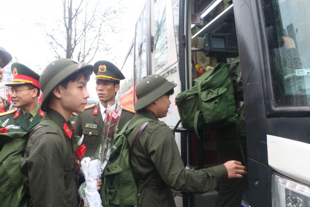 Cử nhân đại học quyết tâm rèn luyện trong màu áo lính