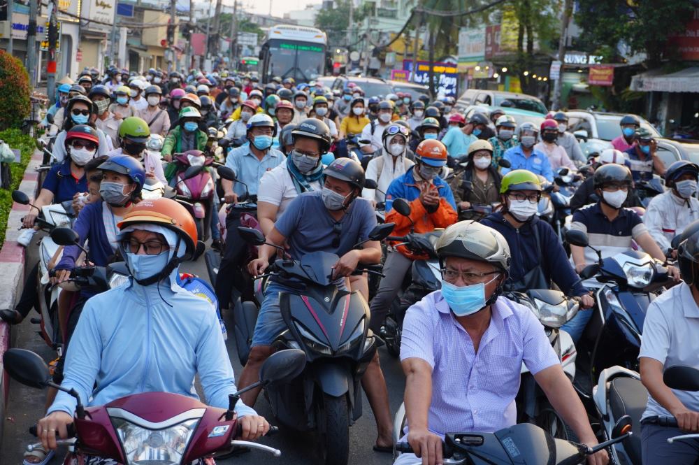 Tuy nhiên, đây là nút giao lớn kết nối cửa ngõ phía Đông với trung tâm thành phố nên khu vực hiện thường xuyên dồn ứ vào giờ cao điểm.