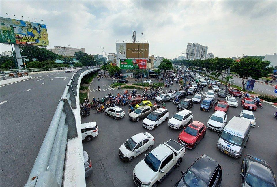 Sau đó, thành phố đã cắt giảm một phần diện tích vòng xoay Nguyễn Thái Sơn để xây cầu vượt thép để giải quyết tình trạng kẹt xe tại khu vực này.