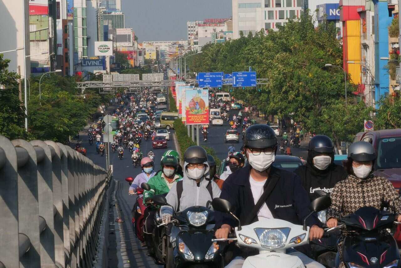 Để khắc phục tình trạng ùn tắc, giải tỏa giao thông qua khu vực vòng xoay Lăng Cha Cả, một cầu vượt thép đã được xây dựng, tồn tại song song với vòng xoay.