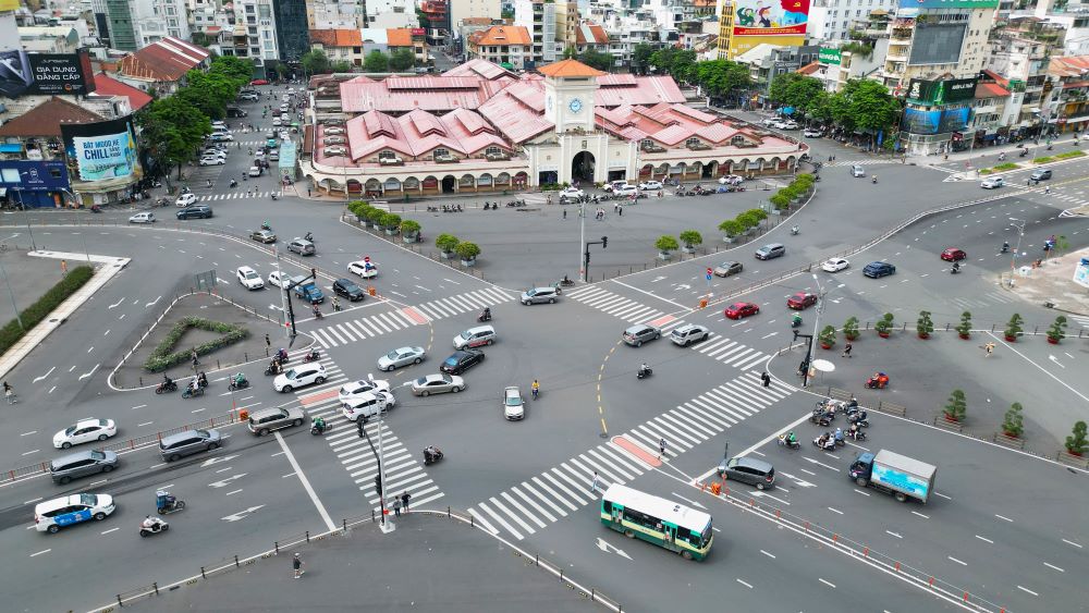 Hiện khu vực nút giao trước chợ Bến Thành đang được tổ chức giao thông theo dạng ngã tư, có đèn tín hiệu trong thời gian chờ tái lập vòng xoay như trước đây.