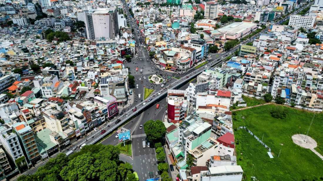 Nằm gần sân bay Tân Sơn Nhất nên có lượng xe lưu thông đông đúc, vòng xoay Lăng Cha Cả thường xuyên xảy ra ùn tắc giao thông.