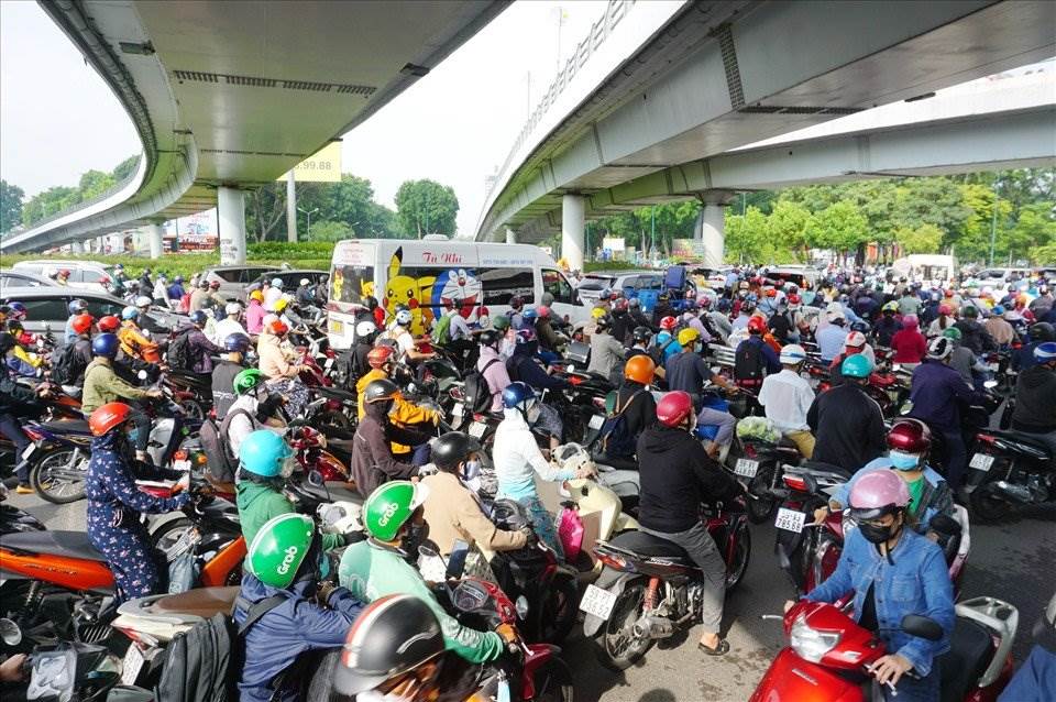 Tuy nhiên, do là điểm giao của nhiều tuyến đường nên lượng phương tiện lưu thông qua khu vực nút giao Nguyễn Thái Sơn khá đông, do đó, ngoài xây cầu vượt thép, vòng xoay Nguyễn Thái Sơn còn bố trí thêm đèn tín hiệu giao thông.