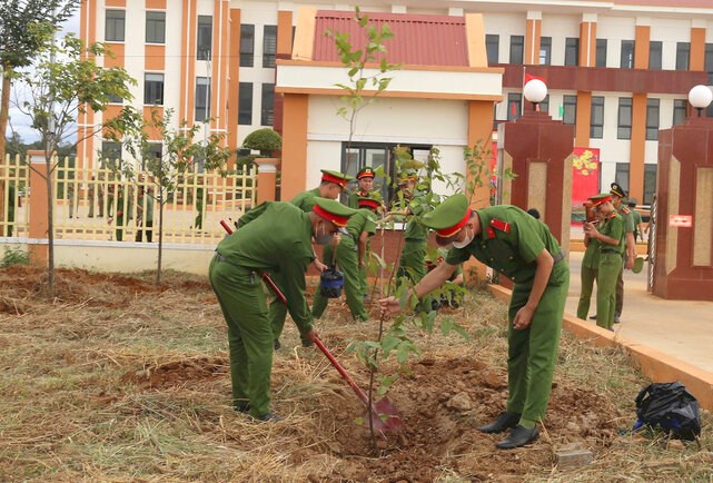 Công an Đắk Nông phát động trồng 1.200 cây xanh trong trụ sở các đơn vị