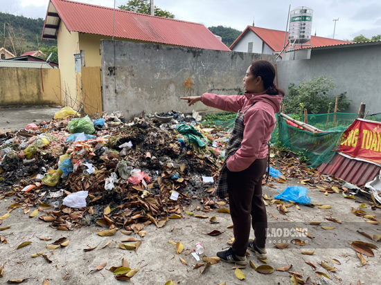 Đống rác lớn được chất đống ngay trong chợ vì không có người dọn dẹp. Ảnh: Đinh Đại