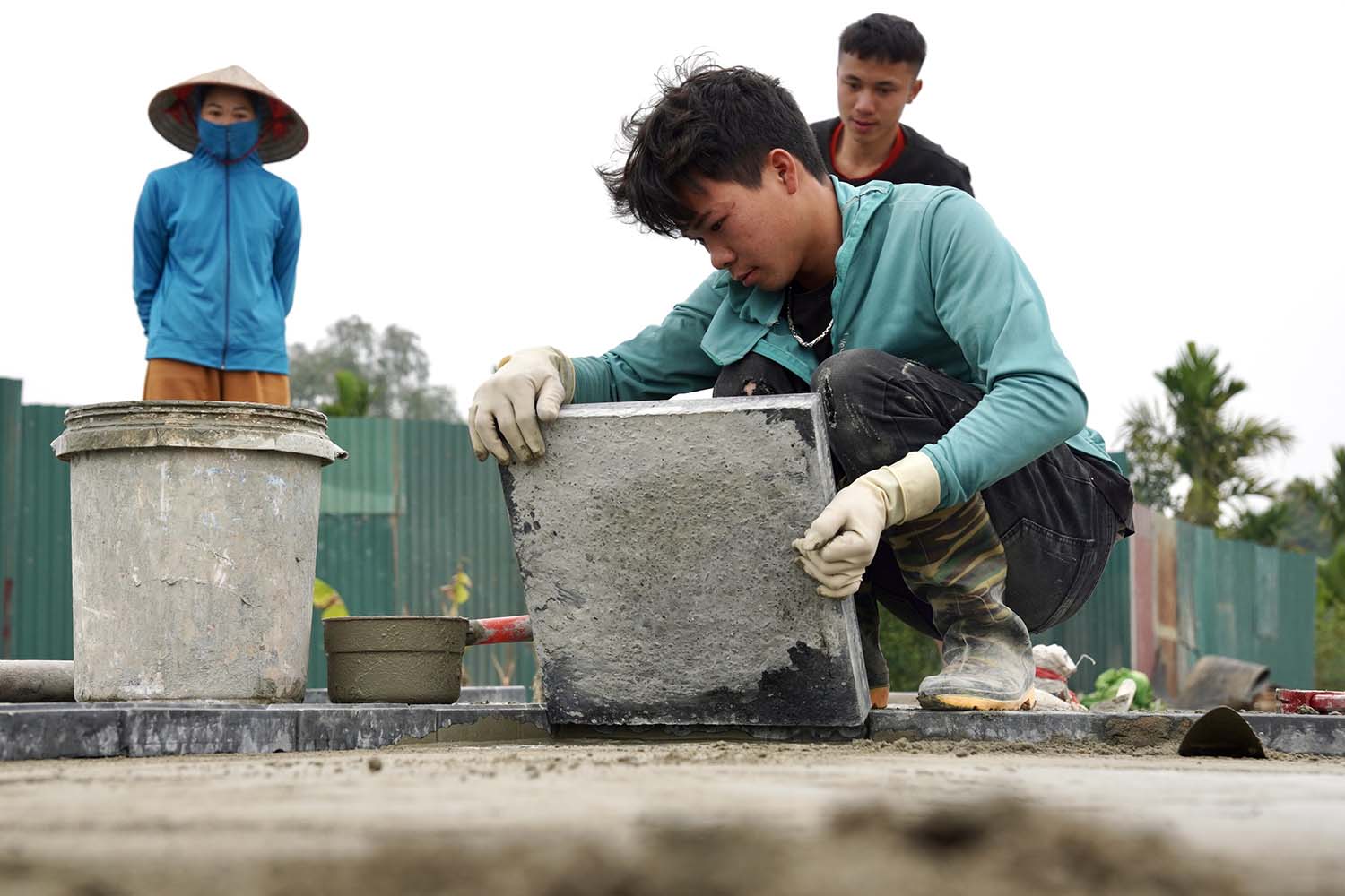 Công nhân đang tiến hành lát đá vỉa hè hai bên đường.