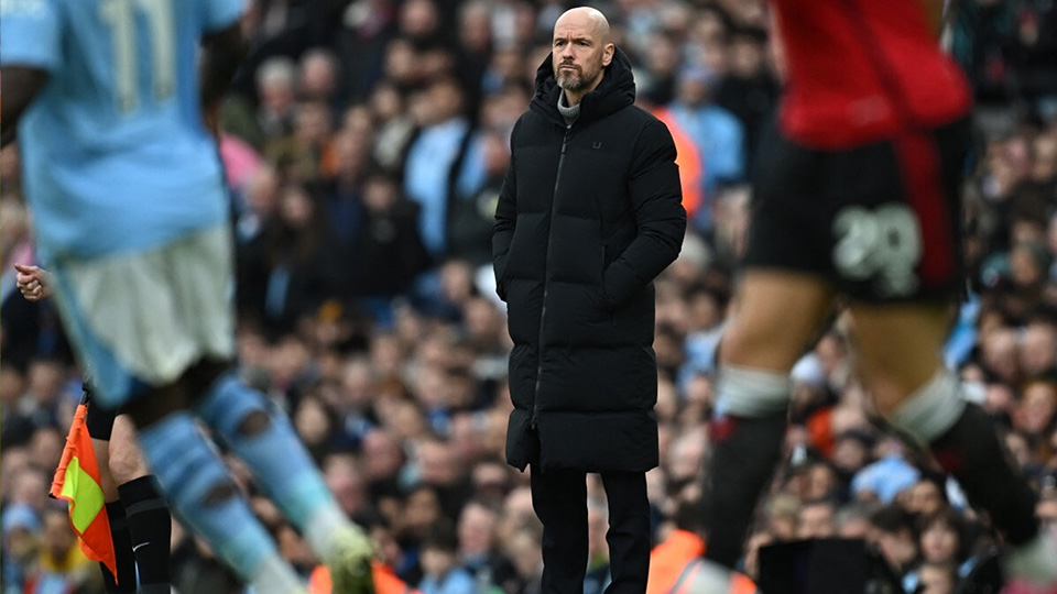 Ten Hag bất lực nhìn các học trò bị Man City hủy diệt tại Etihad. Ảnh: AFP