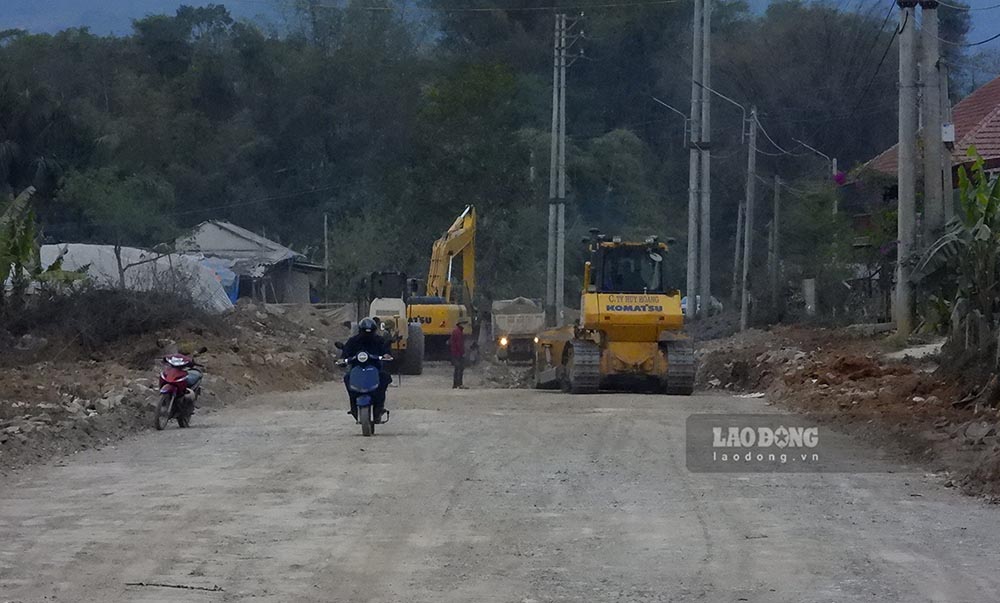 “Những ngày qua chúng tôi chia ca kíp và hôm nào cũng làm từ 6h đến 21h để đảm bảo tiến độ, nếu cần thiết sẽ phải làm xuyên đêm để đảm bảo xong toàn bộ mặt đường trong tháng 3 và hoàn thiện các hạng mục trước 10.4” - đại diện nhà thầu cho hay.