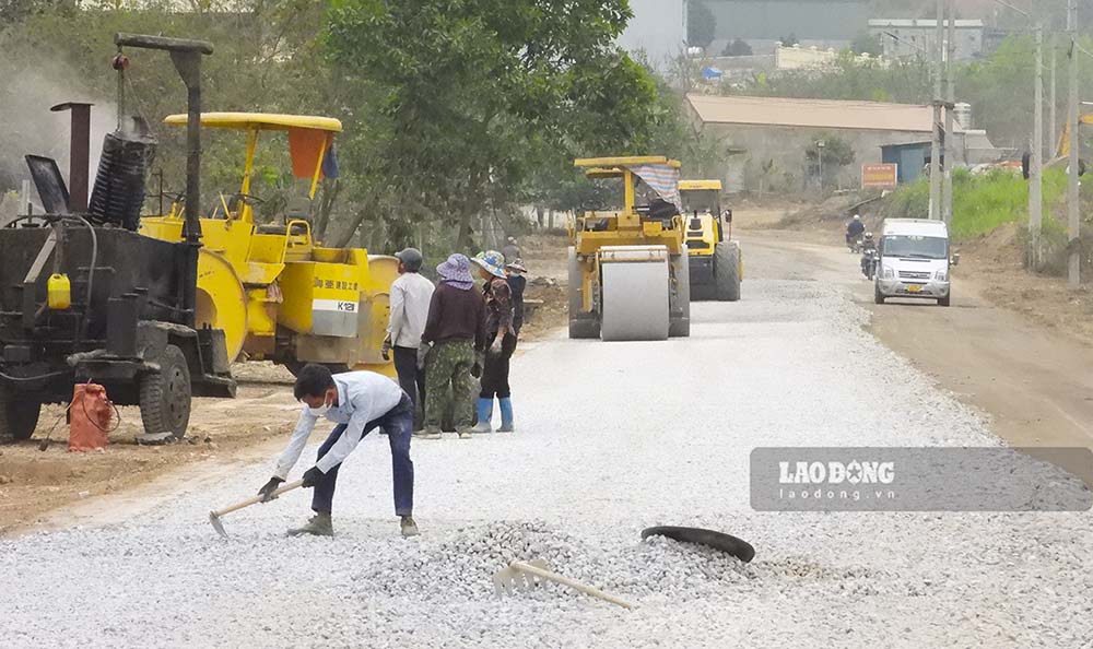 Trao đổi với phóng viên, đại diện nhà thầu (Công ty Huy Hoàng) cho biết, từ khi triển khai dự án luôn có hơn 100 công nhân tại công trường, cùng với đó là 6 máy xúc, 9 xe lu cùng hơn 30 phương tiện xe, máy các loại.