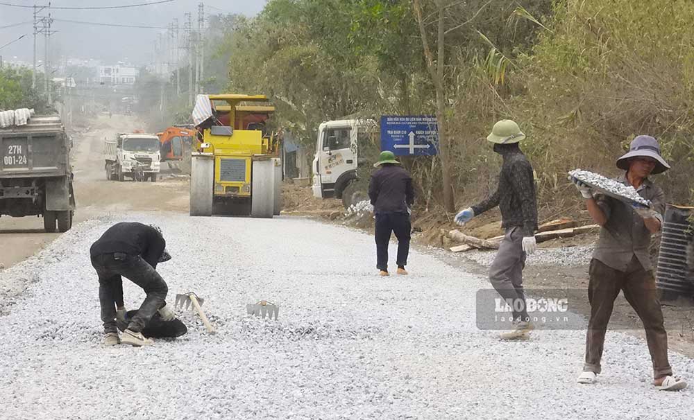 Sáng 9.3, phóng viên Báo Lao Động đã ghi nhận không khí nhộn nhịp tại công trường sửa chữa đường Bệnh viện - Tà Lèng. Ảnh: Văn Thành Chương