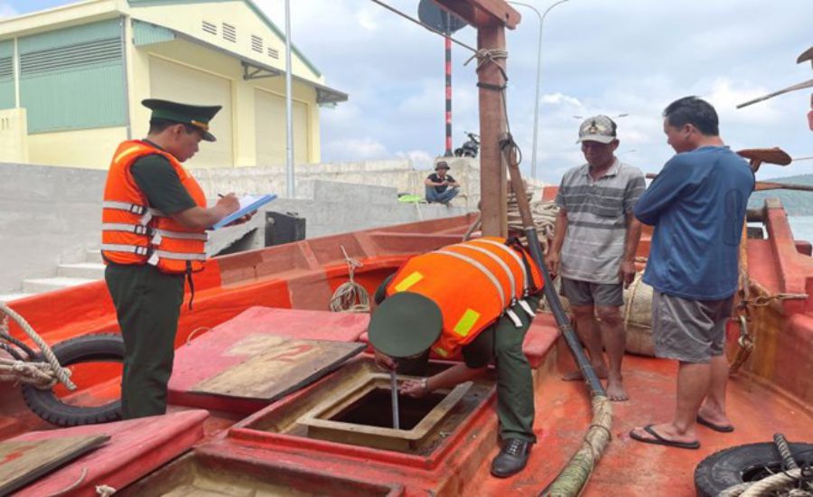 Lực lượng bộ đội biên phòng kiểm tra tàu chở dầu DO trái phép. Ảnh: Biên phòng Kiên Gian