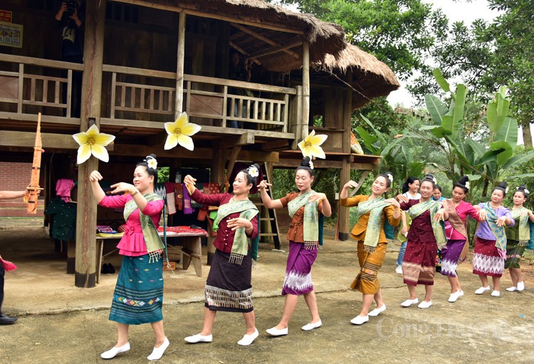 Nét duyên trong trang phục phụ nữ dân tộc Lào vùng Tây Bắc