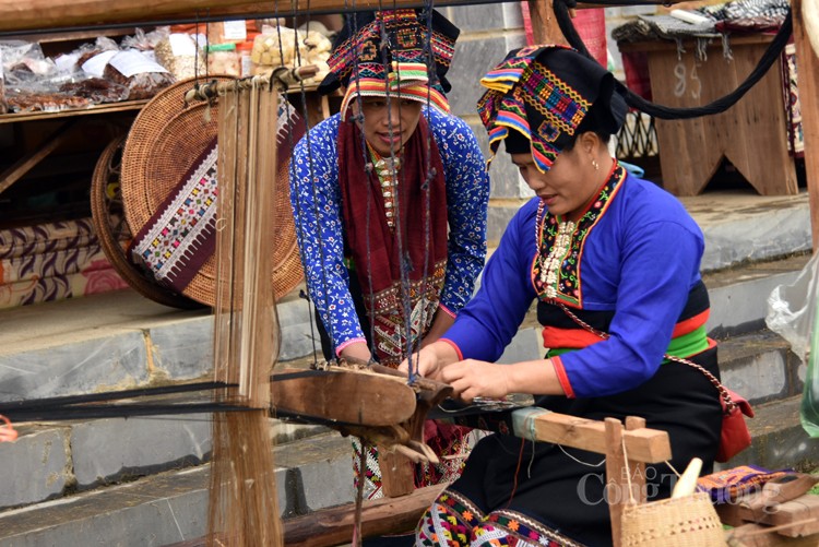 Nét duyên trong trang phục phụ nữ dân tộc Lào vùng Tây Bắc