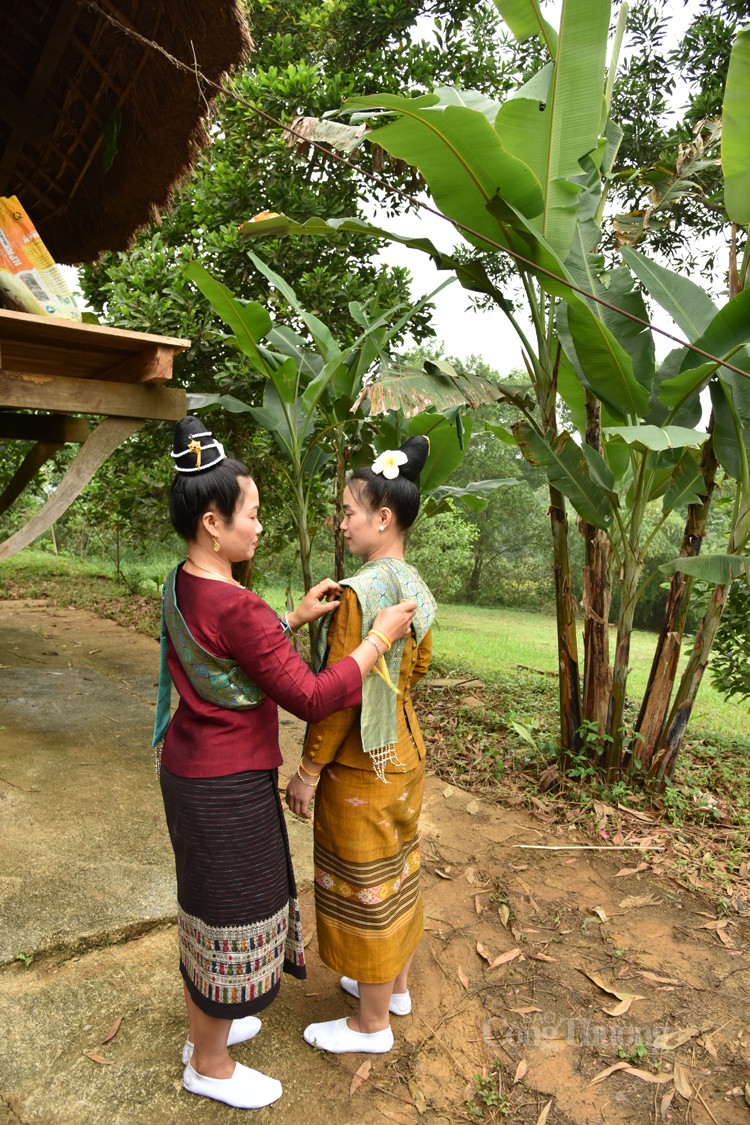 Nét duyên trong trang phục phụ nữ dân tộc Lào vùng Tây Bắc