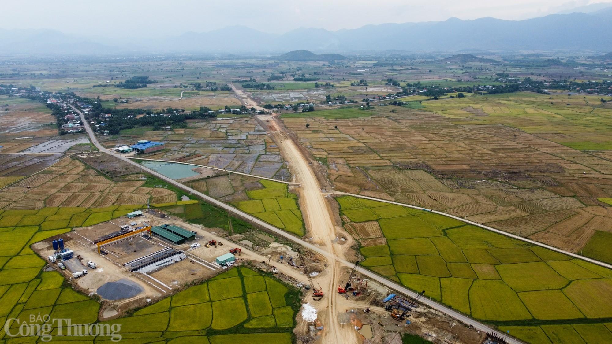 Thủ tướng Phạm Minh Chính kiểm tra hiện trường một số dự án cao tốc trọng điểm