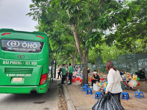 Nhân viên nhà xe đón trả khách và hàng hoá. Ảnh: Minh Hạnh