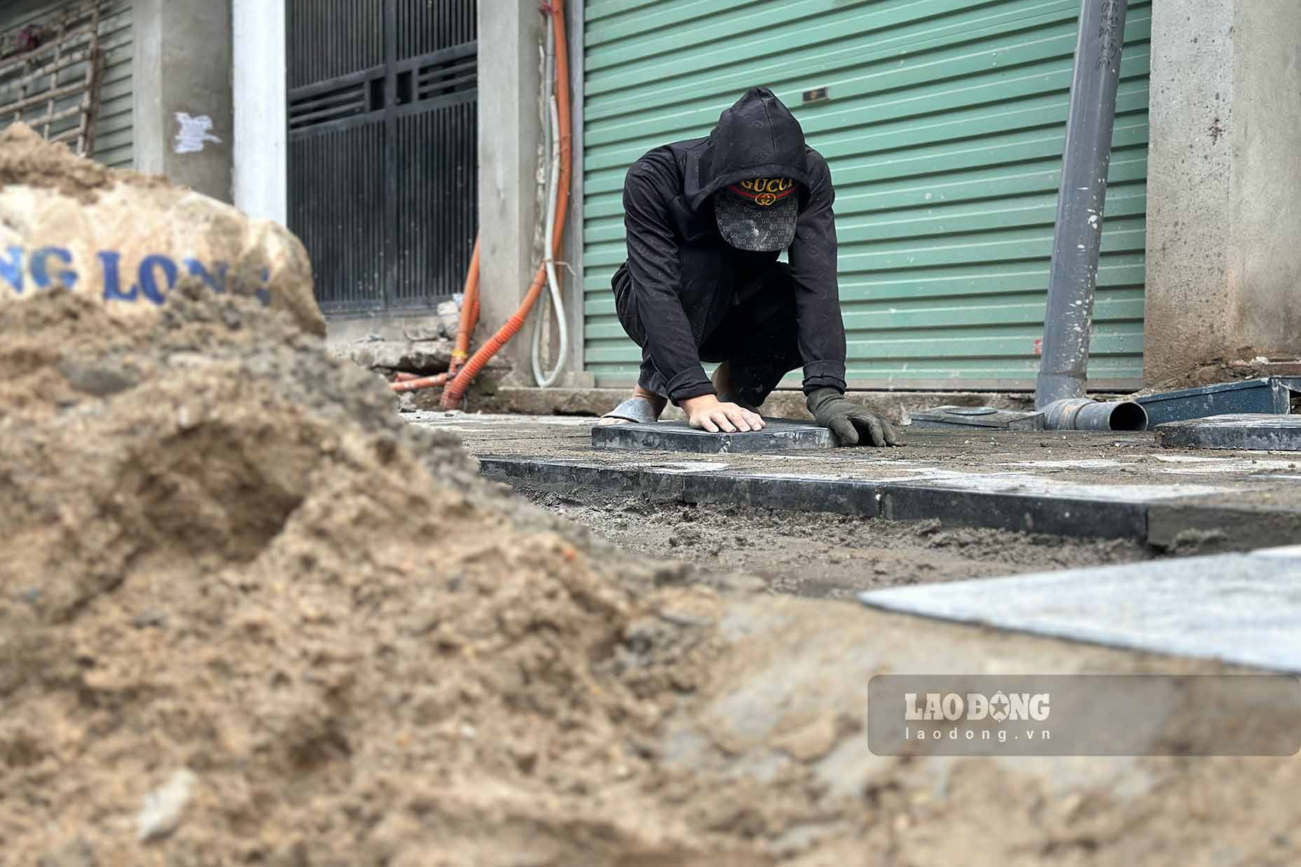 Theo các công nhân làm việc tại công trường dự án này, tiến độ hoàn thành đang được đẩy nhanh từ các hạng mục như lát đá vỉa hè, kết nối hệ thống chiếu sáng. Dự kiến dự án sẽ hoàn thành vào cuối tháng 8.2024.