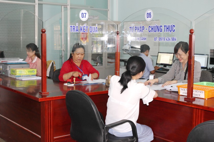 Người dân đến giải quyết thủ tục hành chính tại Bộ phận Một cửa phường 1 (TP Bạc Liêu).