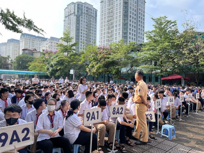 Học sinh hào hứng tham gia buổi tuyên truyền pháp luật an toàn giao thông tại trường học THCS-THPT Hà Thành