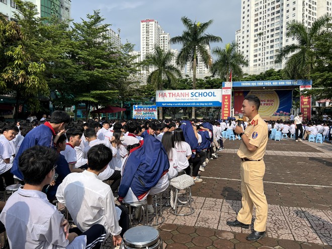 Thiếu tá Nguyễn Ngọc Vũ, cán bộ Đội CSGT số 6 phổ biến những kiến thức cơ bản về pháp luật giao thông cho học sinh toàn trường.