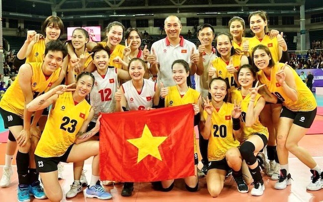 Tuyển bóng chuyền nữ Việt Nam nhận thưởng nóng sau chức vô địch AVC Challenge Cup