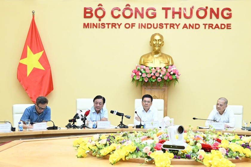 Bộ trưởng Bộ NN&PTNT và Bộ trưởng Bộ Công Thương (lần lượt thứ 2 và thứ 3 từ trái qua) tại cuộc họp. (Ảnh: PV).