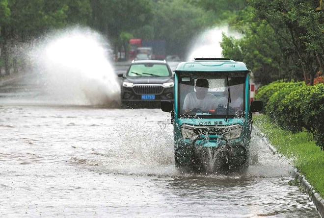 Áp thấp nhiệt đới ở Biển Đông dự kiến mạnh lên thành bão, sắp đổ bộ