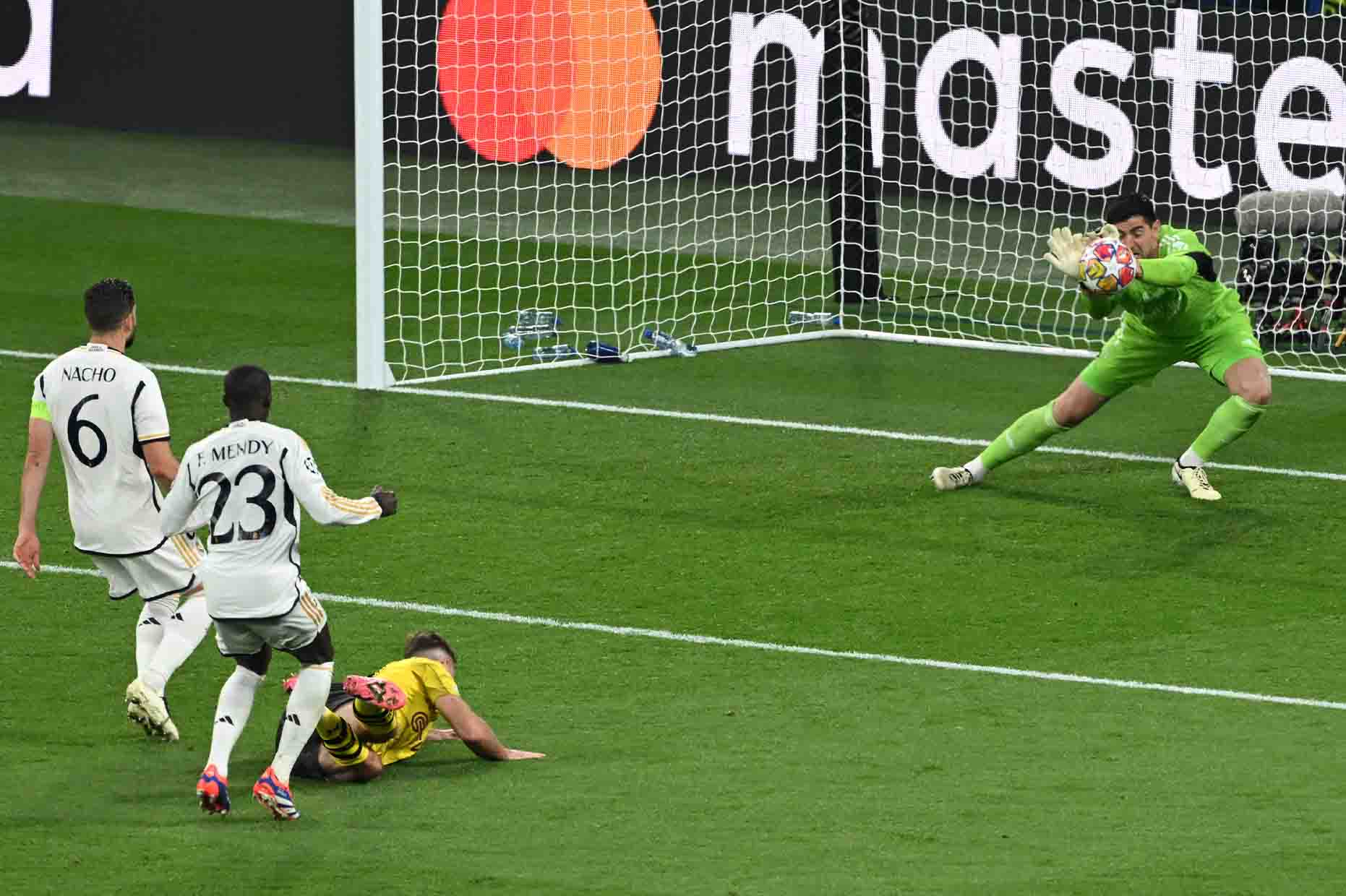 Courtois lại có những pha cản phá xuất thần trong trận chung kết Champions League. Ảnh: AFP