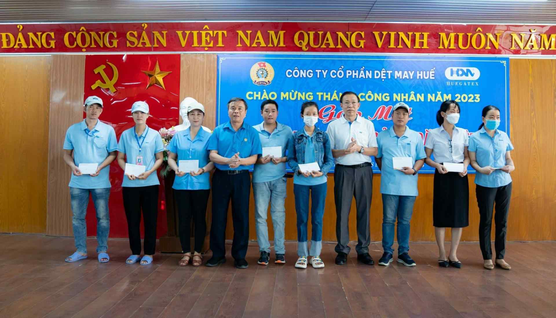 Công đoàn Công ty Cổ phần Dệt may Huế tặng quà cho đoàn viên, người lao động tích lũy từ nguồn kinh phí công đoàn. Ảnh: Nguyễn Tiến Hậu.