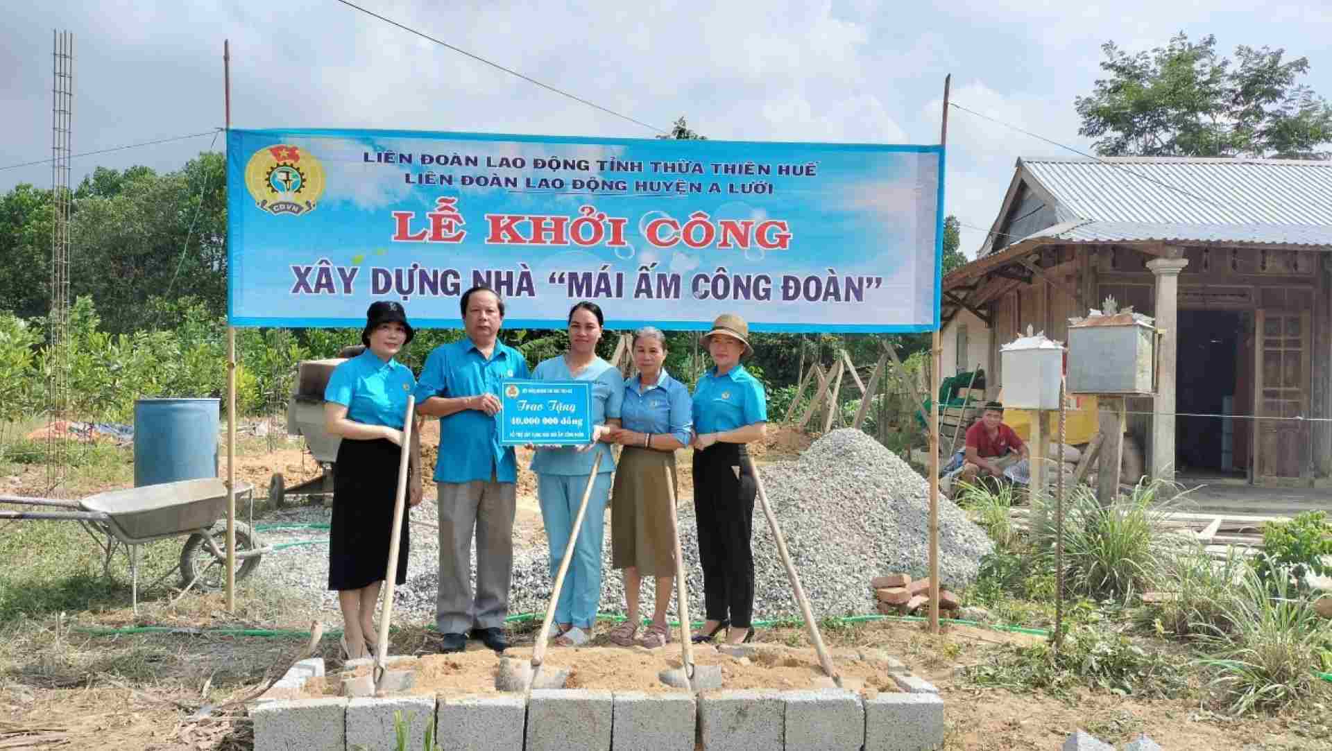 LĐLĐ huyện A Lưới trao hỗ trợ Mái ấm Công đoàn cho đoàn viên có hoàn cảnh khó khăn. Ảnh: Như Phương.