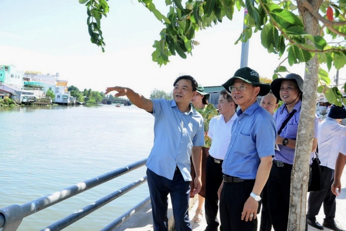 Thứ trưởng Bộ NN&PTNT Nguyễn Hoàng Hiệp (bìa trái) cùng đoàn đi khảo sát sông Bình Thủy, TP Cần Thơ. Ảnh: CK