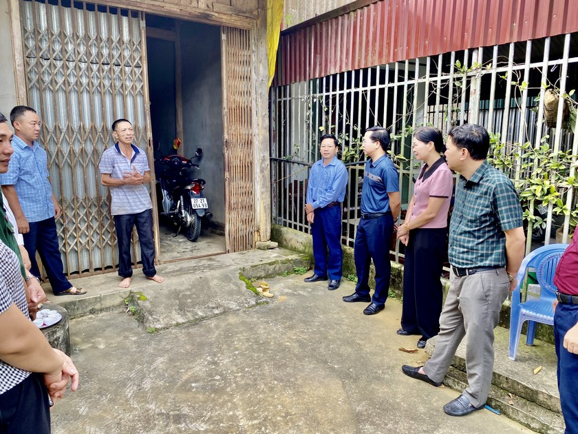 Ông Trần Minh Sáng, Bí thư Huyện ủy Bảo Thắng và đoàn công tác đi kiểm tra thực tế công tác xóa nhà tạm tại các xã, thị trấn trên địa bàn huyện.