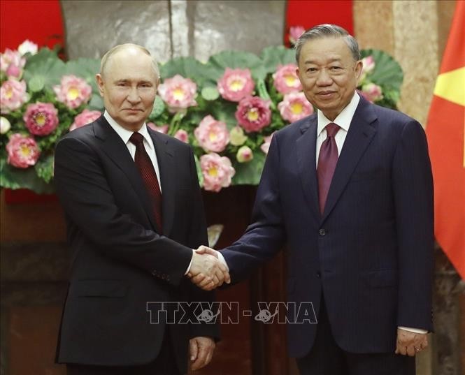 Chủ tịch nước Tô Lâm và Tổng thống Nga Vladimir Putin chụp ảnh chung. Ảnh: Nhan Sáng/TTXVN