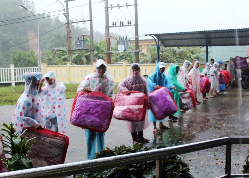 Hàng trăm học sinh Trường THPT Võ Chí Công, Tây Giang, Quảng Nam phải di tản trước nỗi lo sạt lở. Ảnh Đại Vương