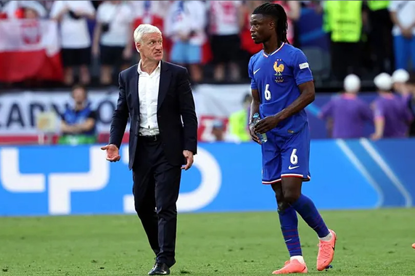 Deschamps và Camavinga trao đổi sau trận đấu với Ba Lan. Ảnh: MARCA