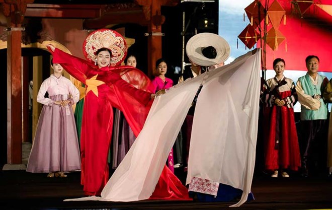 Áo dài và hanbok, cùng là truyền thống nhưng đang khác nhau về “số phận”