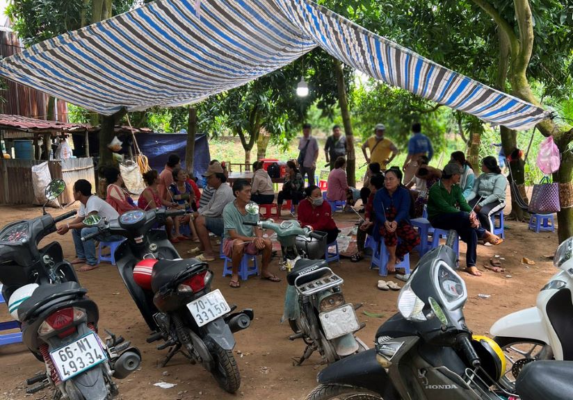 Các đối tượng đánh bạc tại Cồn Én nằm giữa sông Tiền bị lực lượng Công an tỉnh An Giang triệt phá, bắt giữ. Ảnh: Nghiêm Túc