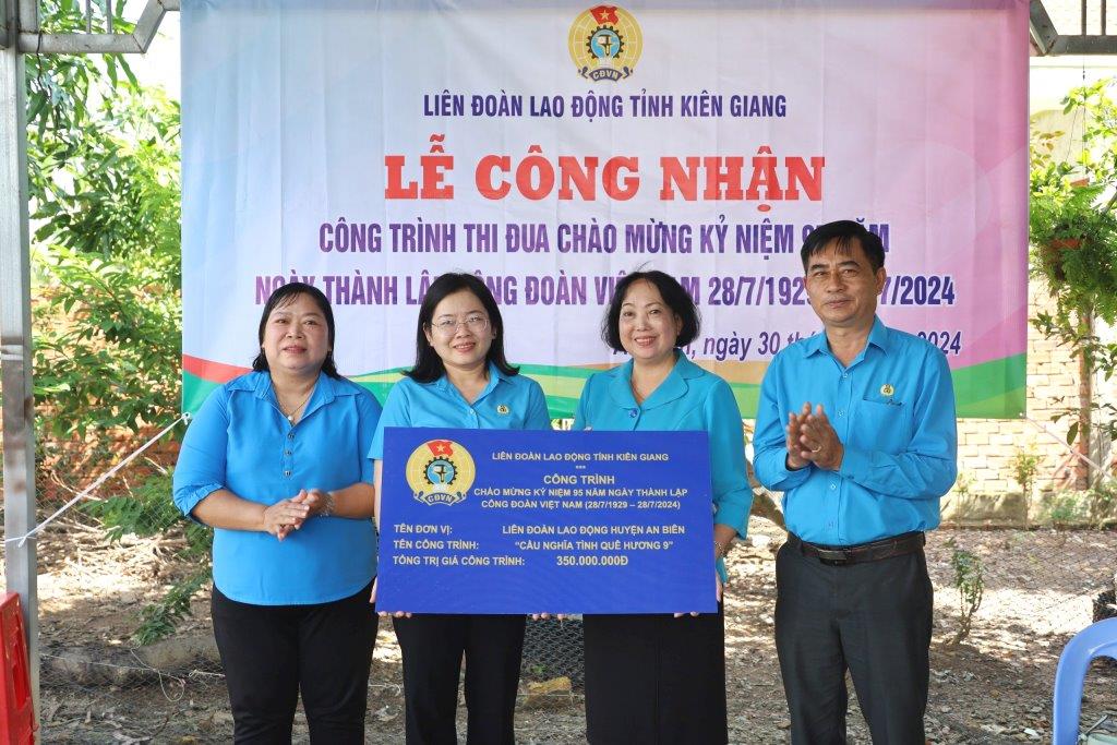 Phó Chủ tịch LĐLĐ tỉnh Kiên Giang Trang Thị Bích Ngọc trao bảng công nhận   công trình cho LĐLĐ huyện An Biên. Ảnh:  Mỹ Linh