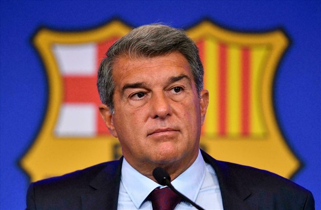 Chủ tịch Joan Laporta chưa thể giúp Barca thoát khỏi rào cản về tài chính. Ảnh: AFP