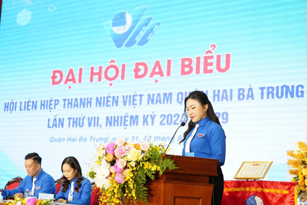 Chị Nguyễn Lê Ngân, Chủ tịch Hội LHTN Việt Nam quận Hai Bà Trưng phát biểu tại đại hội.