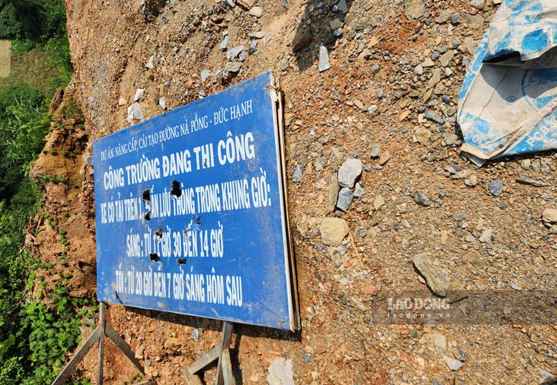 23km đường trong dự án đa phần còn hiện trạng đường đất xen lẫn đá núi.