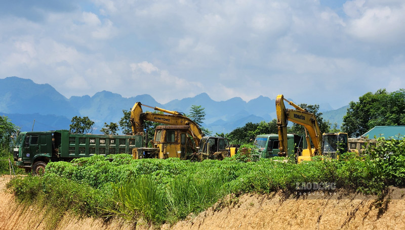 Cả công trường có không đầy 10 phương tiện cơ giới và số ít công nhân làm việc còn lại phần lớn máy móc nằm im lìm.