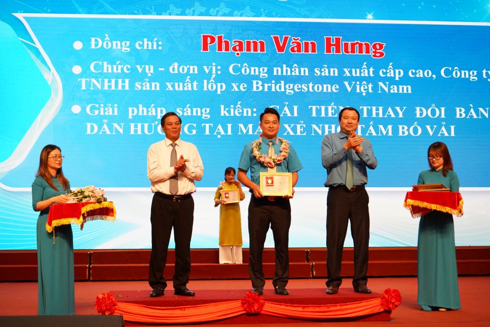 Hải Phòng có 86 cá nhân được tặng Bằng Lao động sáng tạo; 200 cá nhân được biểu dương lao động giỏi năm 2023. Ảnh: Mai Dung