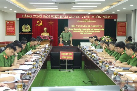 Đại tá Phạm Kim Đĩnh, Giám đốc Công an tỉnh chủ trì hội ý chuyên đề nghiệp vụ về tăng cường phòng ngừa, đấu tranh kéo giảm tội phạm về trật tự xã hội trên địa bàn tỉnh Tuyên Quang. (Ảnh trong bài: Công an tỉnh Tuyên Quang)