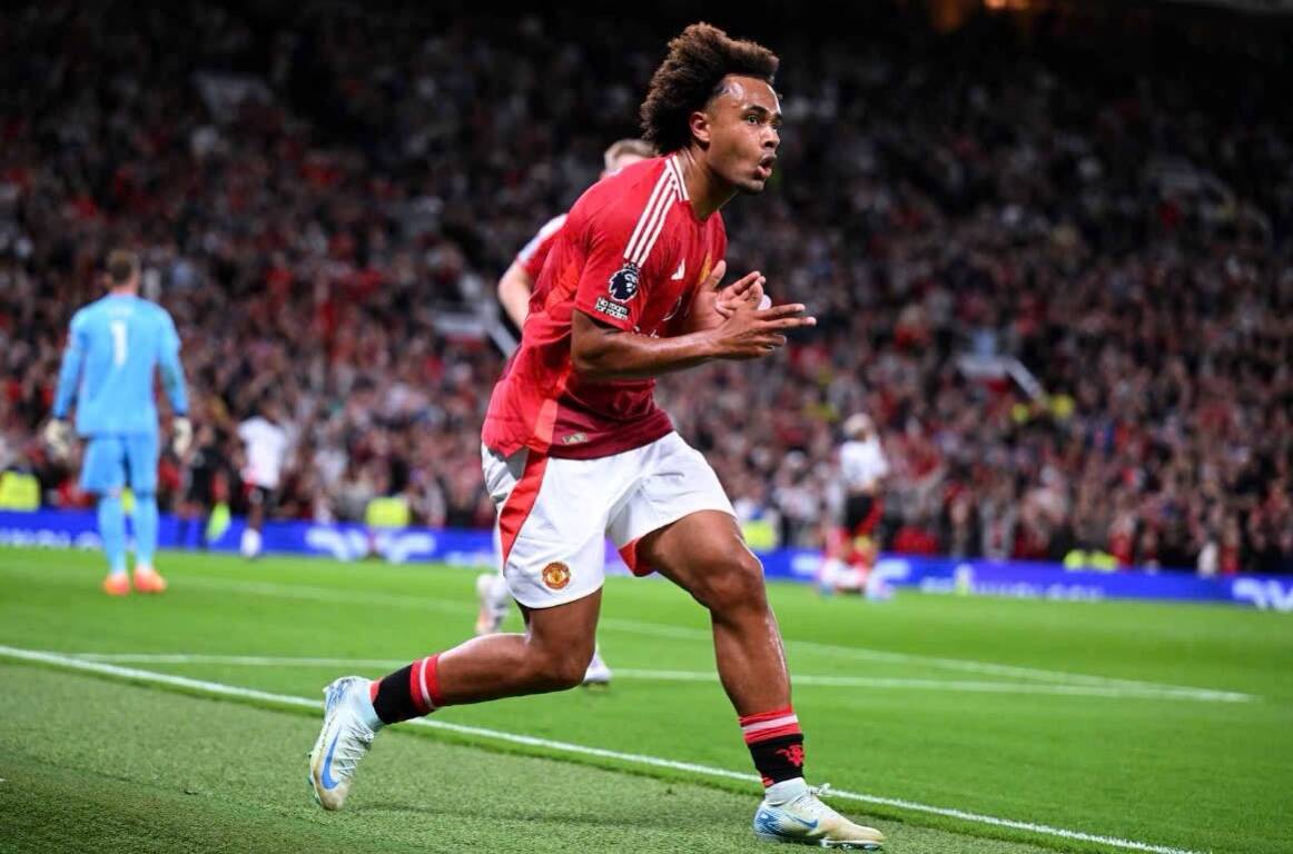 Động tác ăn mừng đặc trưng của Joshua Zirkzee. Ảnh: Manchester United