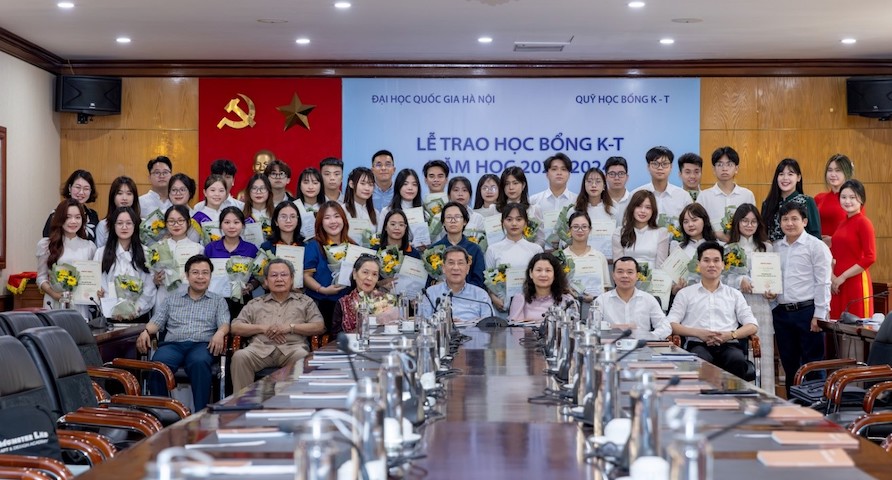 Đại học Quốc gia Hà Nội trao học bổng cho 40 sinh viên có hoàn cảnh khó khăn vươn lên đạt kết quả tốt trong học tập và rèn luyện. Ảnh: VNU