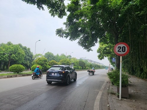 Biển báo giới hạn tốc độ 20km/giờ đã được tháo gỡ