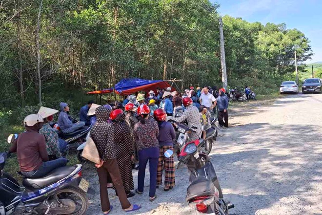 Hình ảnh người dân thôn Đông Xuân, xã Kỳ Tây tập trung phản đối trại lợn của HTX Hoàng Phát gây ô nhiễm môi trường cuối tháng 6 vừa qua. Ảnh: Trần Tuấn.